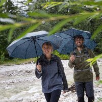 Trekking-Regenschirm light trek ECO, anthrazit, Taschenschirm, Griff aus Holz, Automatik, nachhaltig